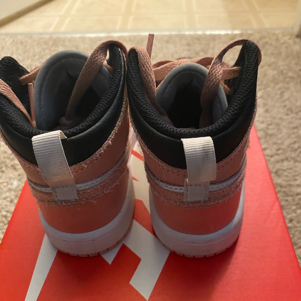 Nike - Picture 4 of 5